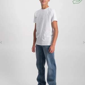 Ett par levis jeans blå. Använd 1-2 gånger. Säljer pga behöver en större storlek. Storlek 164. Nypris 164