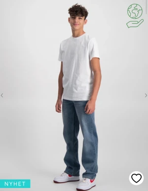 Levis jeans - Ett par levis jeans blå. Använd 1-2 gånger. Säljer pga behöver en större storlek. Storlek 164. Nypris 164