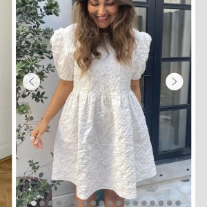 Studentklänning  - Superfin klänning ifrån BYIC i strl S men skulle säga att den passar bättre en M, använd på studenten! 