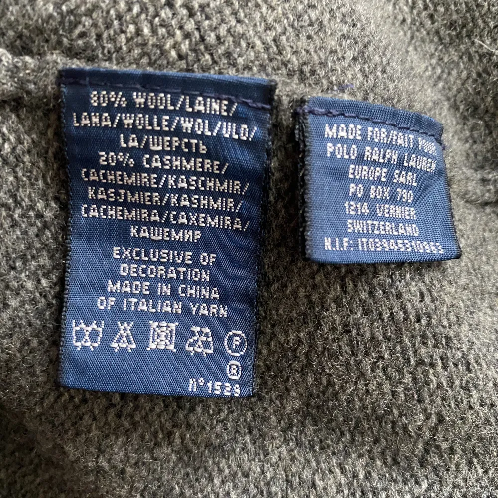 En grå stickad Ralph Lauren kofta i storlek XS/S.. Tröjor & Koftor.