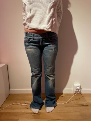 Vintage Disel jeans  - Säljer ett par blåa lågmidjade Disel jeans. De har fina detaljer och i bra skick.Det är en gammal modell och finns ej i butik‼️‼️ köpte dom för 1500kr men säljer dom för 600kr