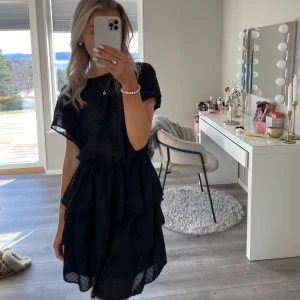 Svart klänning Gina  - Svart volangklönning från Gina perfekt till sommaren eller med en stickad tröja över🫶🏻