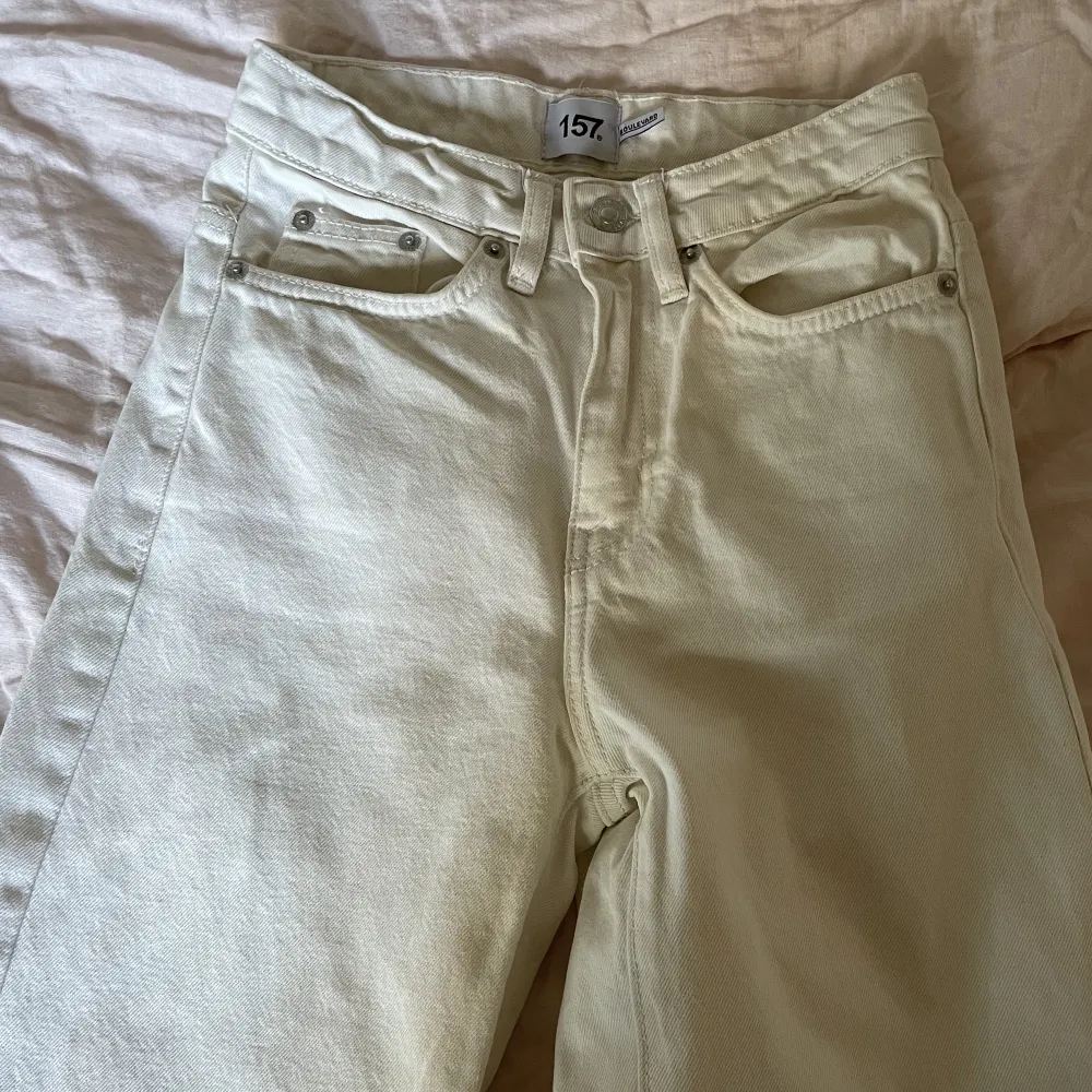 Säljer mina jättesnygga vita jeans från lager 157 då de är för små. Sparsamt använda💕pris kan diskuteras vid snabba affär. Jeans & Byxor.