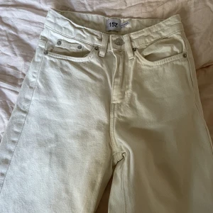 Vita jeans - Säljer mina jättesnygga vita jeans från lager 157 då de är för små. Sparsamt använda💕pris kan diskuteras vid snabba affär