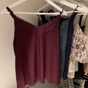 Vinrött Spets linne💕 - SÅÅ fin topp som inte kommer till användning❤️‍🔥❤️‍🔥❤️‍🔥 fint skick 