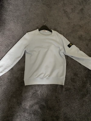 Stone island tröja - Mycket fin ljus blå stone island tröja!köpt på nk i Göteborg  Inga fläckar eller liknande Storlek:164-170(junior) Skick:10/10 