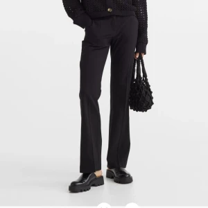 Mid waist kostymbyxor  - Mid waist kostymbyxor från h&m i storlek 36, passar bra i längden på mig som är 163cm