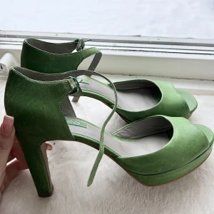 Ecco klackar - SÅ SNYGGA & unika gröna klackar från Ecco i strl 39! 🙌 Nypris är över 1000 kr & jag säljer de för 400 kr då de är i väldigt bra skick!⚡️ kvalitets klackar som håller i vått & torrt!💕