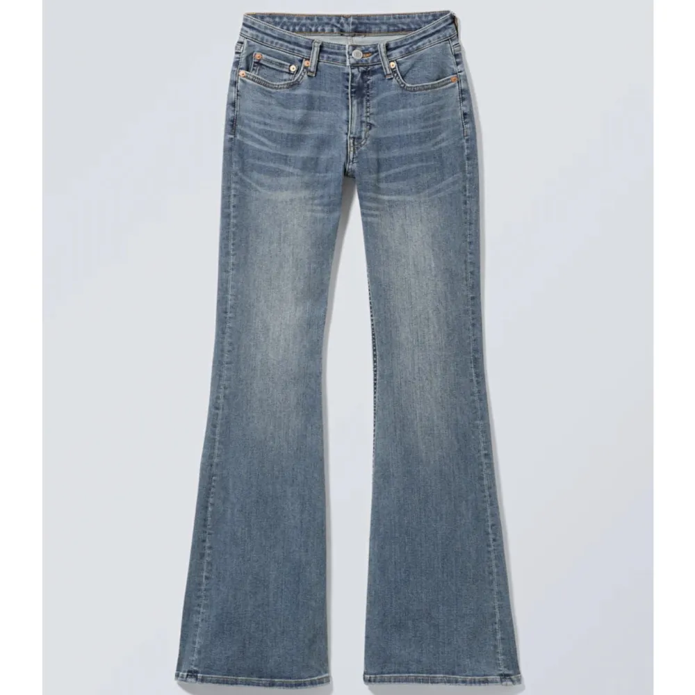 Säljer dessa weekday jeans i modellen Sway midwaist.⚠️De är inte samma färg som på bilden⚠️ fråga gärna om mer bilder! Köpte de för 600kr och säljer för 350+frakt! Pris kan diskuteras vid snabbt köp! Storlek 27/30 de passar en person som är ca 160 i längden. Jeans & Byxor.
