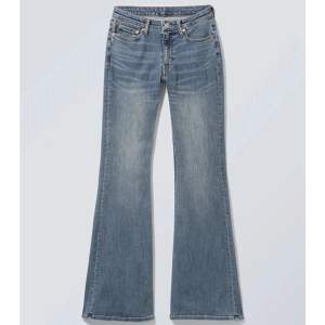 Säljer dessa weekday jeans i modellen Sway midwaist.⚠️De är inte samma färg som på bilden⚠️ fråga gärna om mer bilder! Köpte de för 600kr och säljer för 350+frakt! Pris kan diskuteras vid snabbt köp! Storlek 27/30 de passar en person som är ca 160 i längden