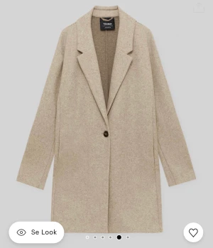 Beige kappa - säljer min helt oanvända kappa från pull&bear, köpte för nån vecka sen drog bort prislappen vilket gjorde att jag ej kan lämna tillbaka den och jag kände att den ej skulle komma till användning. Helt nyskick 💓💓💓