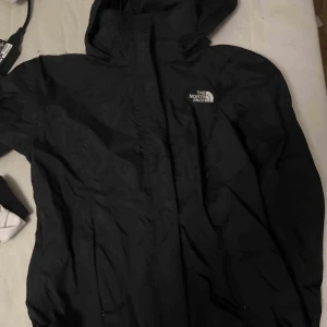 TNF Vindjacka - Säljer nu min fräscha The North Face jacka köpt i December, strl M men passar även stor S, endast 600, har även byxor till dem