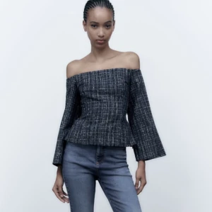 Struktur topp  - Säljer denna trendiga topp från zara! Storlek xs, inte använd. Säljer då jag köpte fel storlek.  Pris kan diskuteras, kan även tänka mig byta den mot en i st s