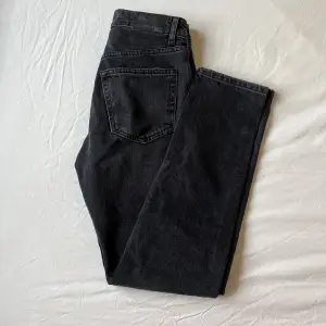 Jeans i storlek 34 som inte kommer till användning, använda 1-2 gånger. Raka i benen.