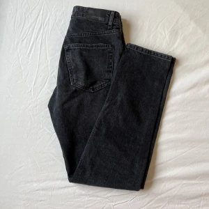Raka jeans - Jeans i storlek 34 som inte kommer till användning, använda 1-2 gånger. Raka i benen.