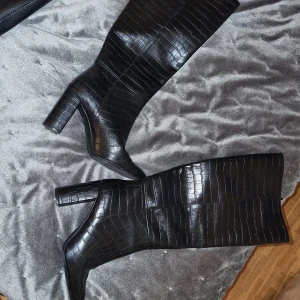 Croc stövlar stl 38 - Helt snygga stövlar stl 38 fint skick och endast använda en gång 