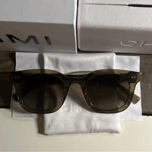 Chimi mörkgrön 02 - Säljer ett par mörkgröna chimis i modellen 02. Använda 5 gånger förra sommaren så inga defekter eller slitningar. Byte mot ett par 04 går också bra. Allt på bilden ingår! 