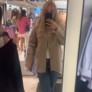Kappa - Säljer denna kappa från Zara jag köpte i somras men används inte längre då jag har köpt en annan⚡️🤍 lite nopprig men inga andra defekter❤️‍🔥