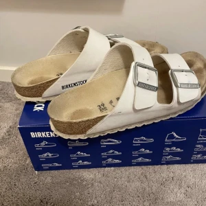 Birkenstock - Säljer birkenstock tofflor. Inte så slitna under vilket man ser på bilderna. Har kvar original kartong. Postar spårbart 66kr