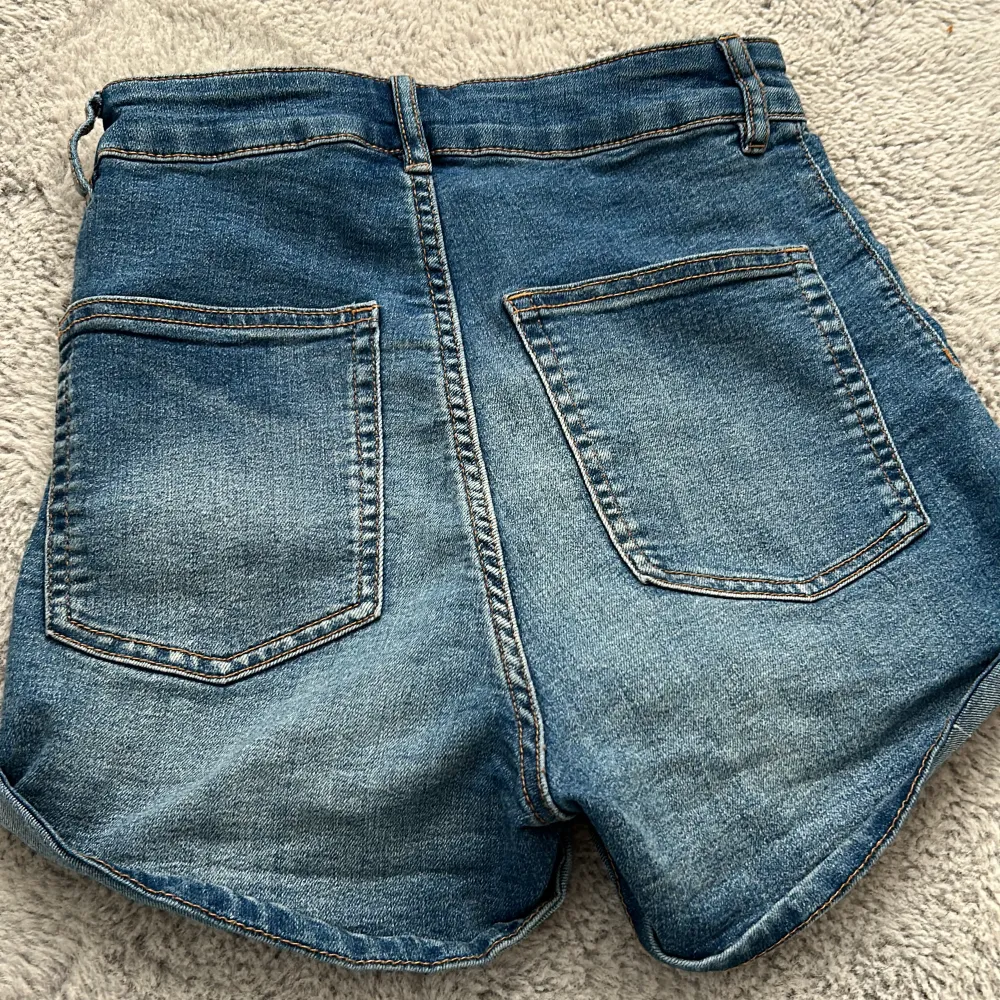 Säljer dessa snygga jeansshortsen. Säjer pga att de är för stora men annars är de jättefina. Köpta på H&M och de är i nyskick.. Shorts.