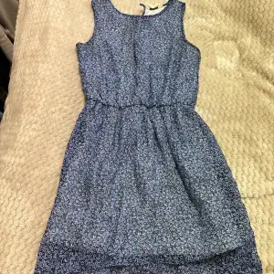 En blå klänning ifrån h&m. Skriv för fler bilder. Storlek s