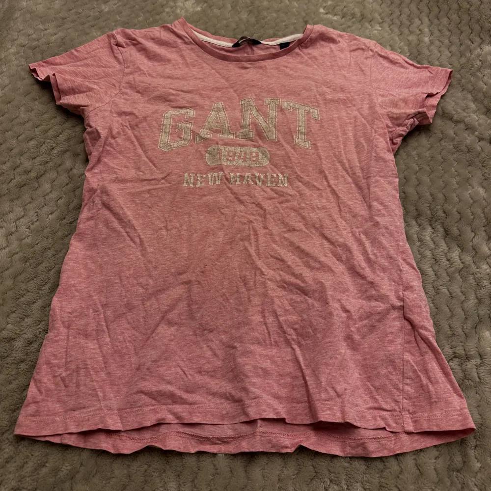 En rosa t-shirt från gant, i storlek xs.  Skriv för fler bilder.. T-shirts.