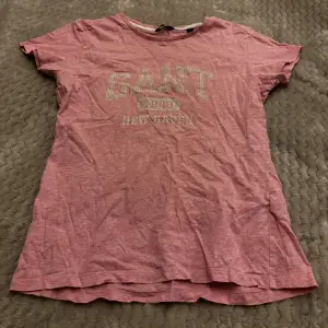 En rosa t-shirt från gant, i storlek xs.  Skriv för fler bilder.