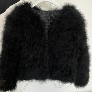 Fjäderjacka - Storlek S. Mycket bra skick, har inga hål eller fläckar. Möts i Stockholm eller fraktar 💋