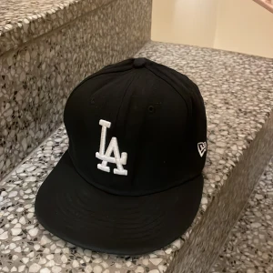 New era keps svart  - En new era keps svart färg 6/10 skick 