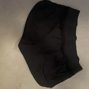 säljer ett par adidas tränings shorts som tyvärr är försmå för mig, 50kr inklusive frakt🫶🏻