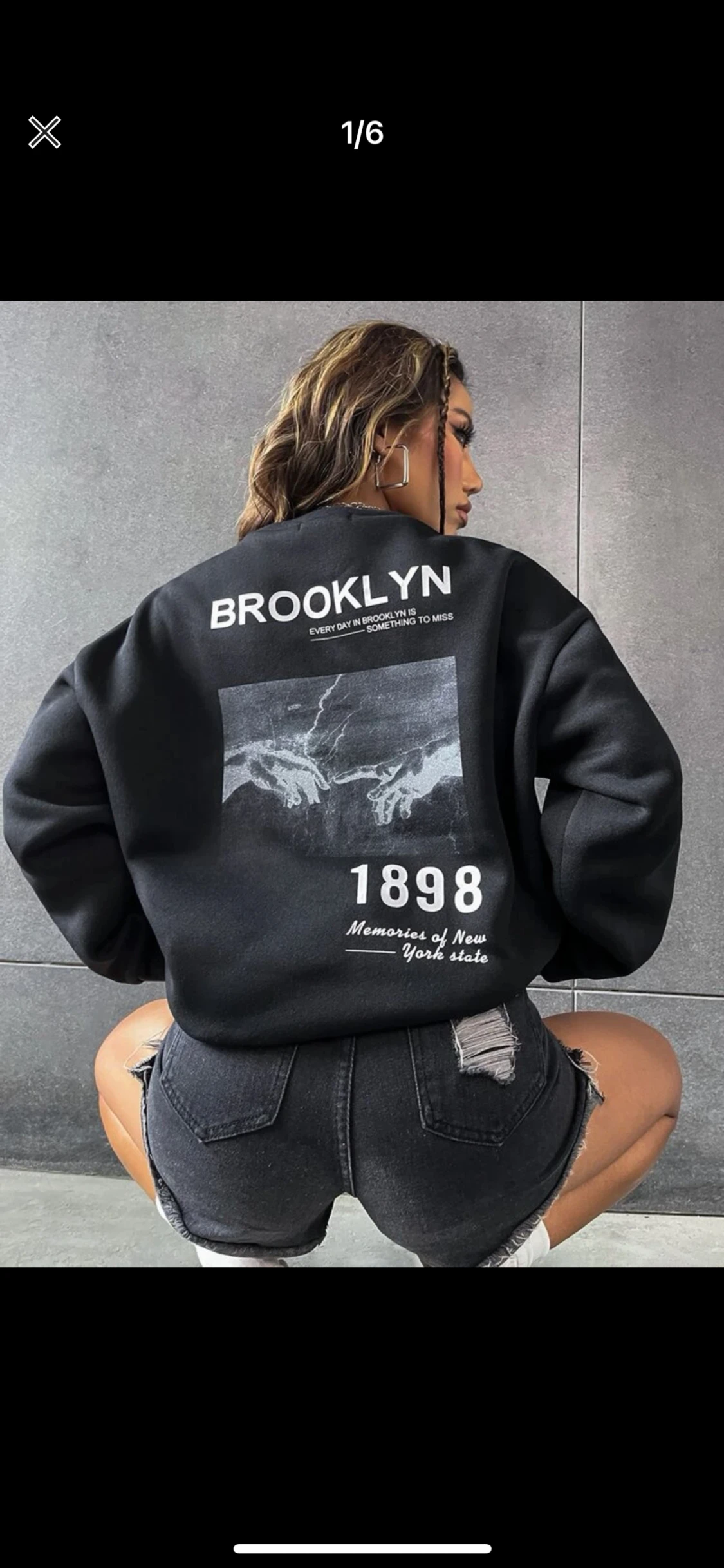 Svart tröja med tryck på baksidan