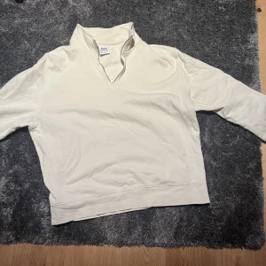 Zara half zip - En vit hald zip från zara som jag andvänts 3 gånger. Även fast den är xl så passar den även som en L. Pris kan diskuteras
