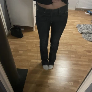 Replay-jeans  - Superfina replay-jeans i mörkblå färg. Lågmidjade!! Långa på mig som är 172, storlek är 31/32 vad jag minns. Säljer för 200kr 🥰