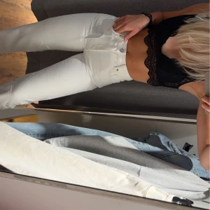 Vita jeans  - Vita skitsnygga jeans från bikbok. Storlek 28. Aldrig använda🤍