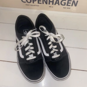 Vans skor - Vans som köptes för några år sedan och som aldrig kommer till användning! Har inte använts mer än en gång och är i utmärkt skick! Storlek 38💛
