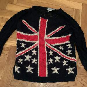 Stickad tröja med flagga på! Köpt i England för längesen. Är i bra skick och rätt liten i strl, så skulle tippa XS/S snarare än M som det står på lappen.  Obs! Klicka ej köp nu