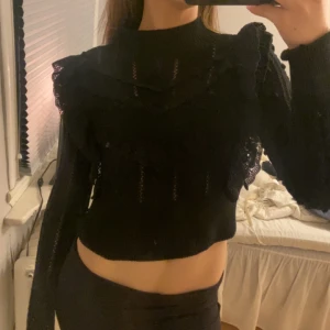 Volang tröja  - Super söt stickad topp från zara med flera volanger. Bud på 180 kr