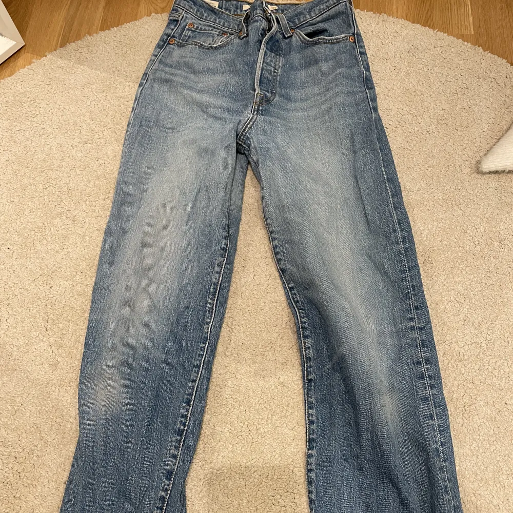 Ett par jättefina Levi’s jeans som inte kommer till användning längre💞. Jeans & Byxor.