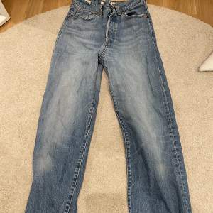 Ett par jättefina Levi’s jeans som inte kommer till användning längre💞