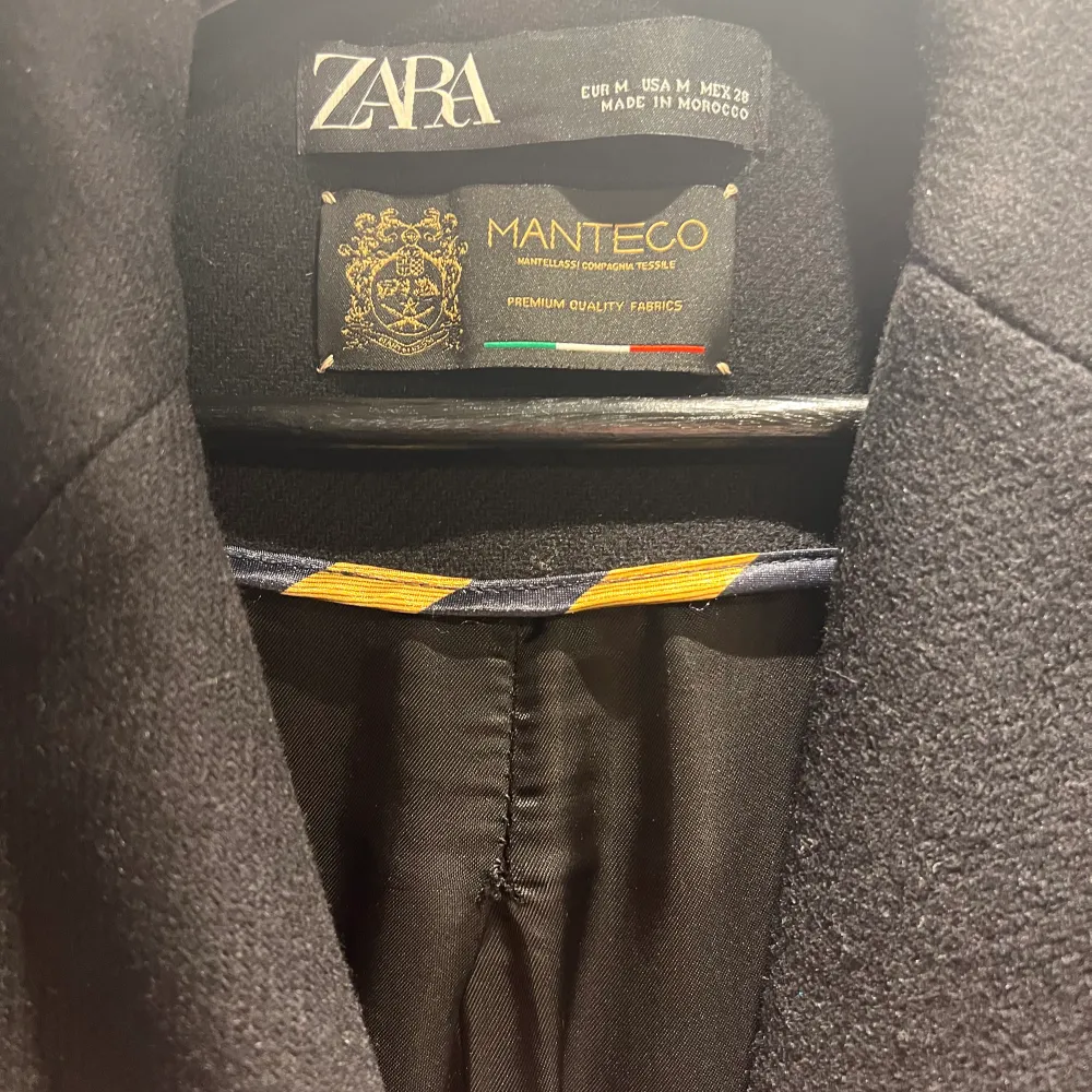 Zara Manteco Ull kappa perfekt skick storlek 38  Sällan använd fantastiskt skick Köpt för 1200:-. Jackor.