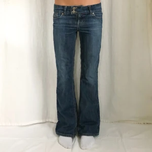 lågmidjade jeans - använd köp nu! midja:82 innerben:78 jag är 169 och w28 som referens😽