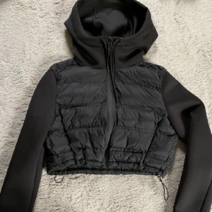 Zara jacka - Jacka i nyskick från zara! Jackan är i M men liten i strl. Den är puffig med stretch material på ärmarna, stor luva, samt dragsko vid midjan. Pris går att diskuteras!🤍