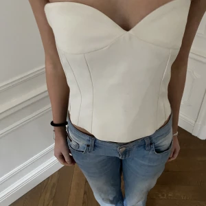 Zara korsett💥💥 - Säljer min superfina oanvända korsett från zara i storlek S! Säljer den för att den är lite for stor på mig men är så fin till sommaren och som en finare topp❤️❤️skriv gärna om ni har några frågor! 