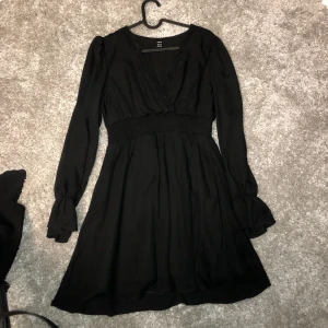 Klänning - Svart klänning i st 38
