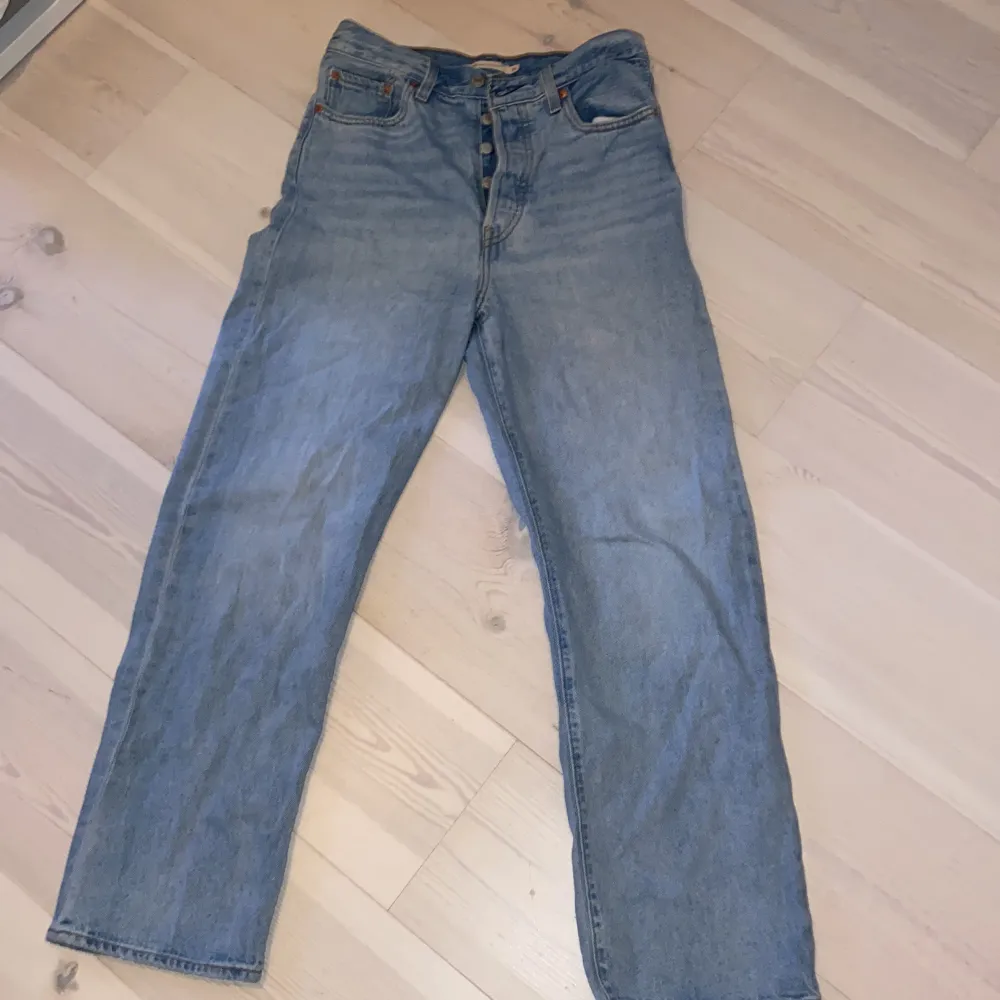 Bilden från internet är inte likadan färg som byxorna men samma modell. Inga tecken på användning. Skit bra kvalitet. Högmidjade med knappar. Jeans & Byxor.