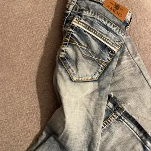 mid waist jeans, raka. storlek 36☺️de är insydda från 31
