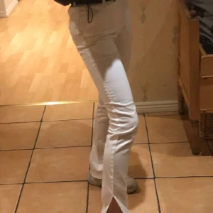 Jeans/kostymbyxor - Skit snygga kostymbyxor i jenasmaterial. Känns sorgligt att behöva sälja dessa men dom har blivit för små. De är xxs men skulle säga att dom passar en xs