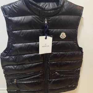 Moncler gui väst  - Helt ny svart moncler gui!! Nfc finns, scan finns och tags medföljer!!  Kan mötas upp och frakta Skriv gärna om ni har några funderingar.