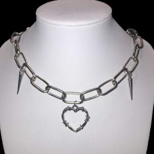 Super coolt halsband med en simplare touch🤍 GRATIS FRAKT INGÅR OM MAN KÖPER VIA DM✨💓