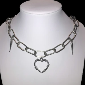 Barbed wire heart necklace - Super coolt halsband med en simplare touch🤍 ✨💓